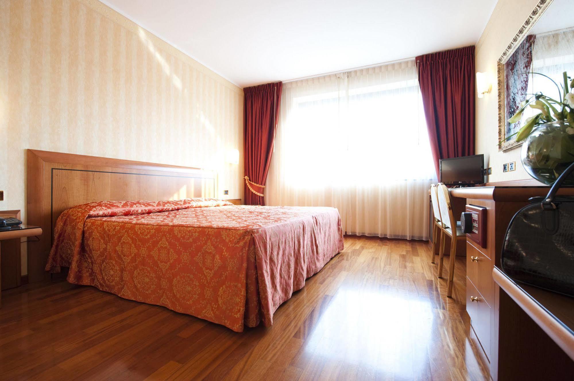 Hotel Palace Verona Bagian luar foto